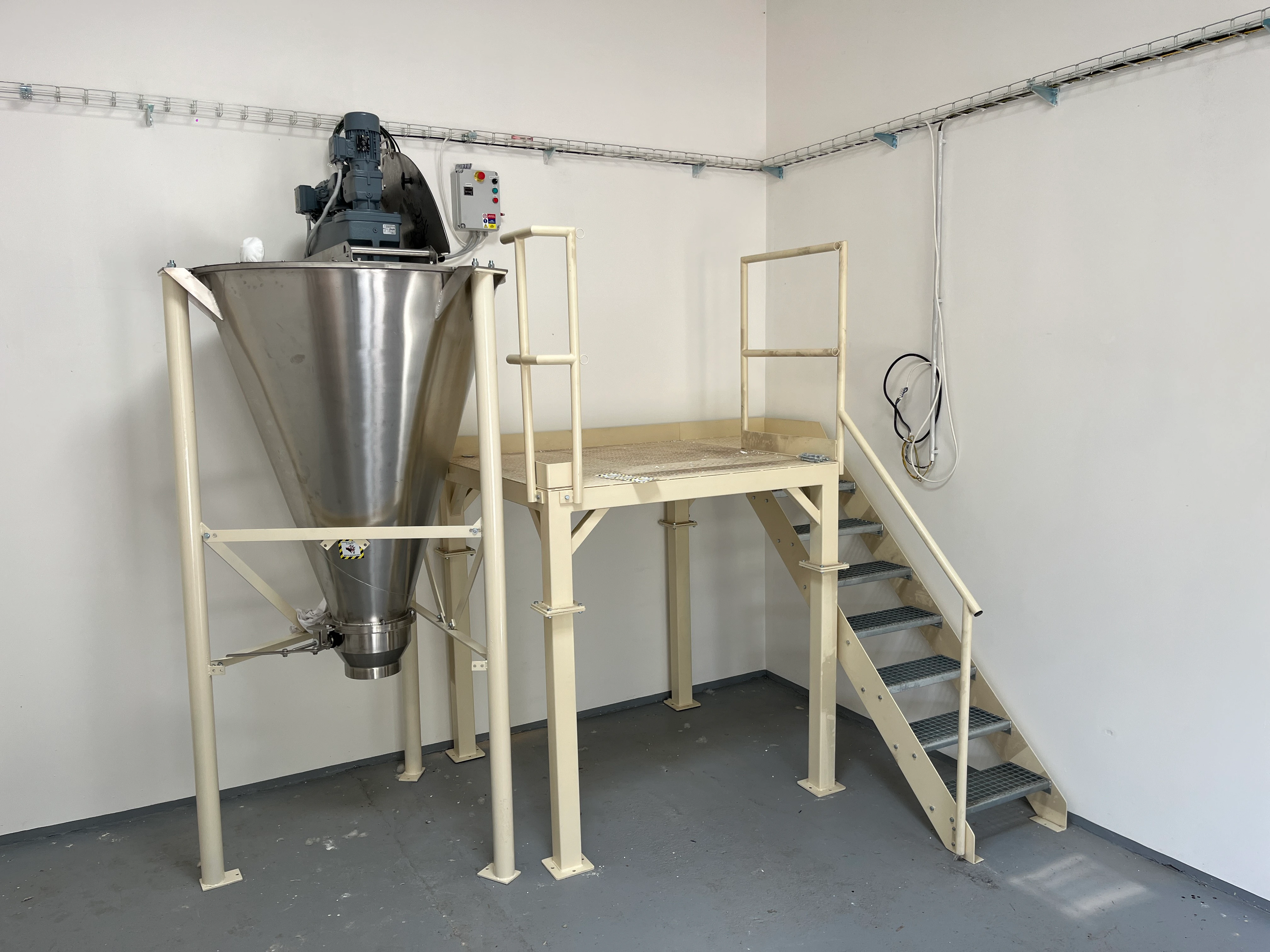 Vertikální míchací zařízení 300 litrů s podestou